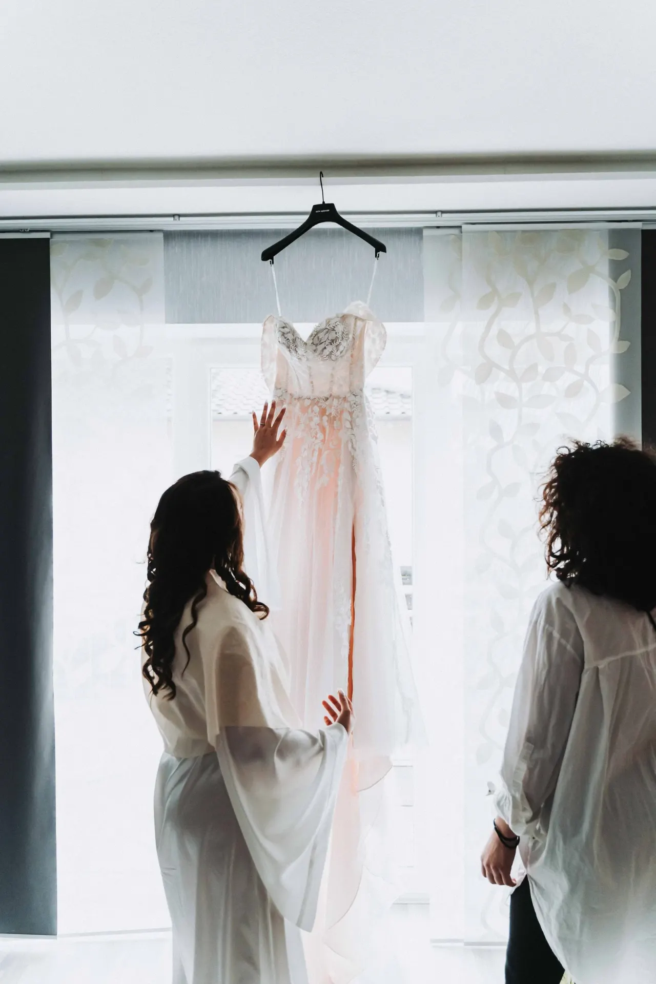 Braut im Morgenlicht – Getting Ready Hochzeitsfotografie